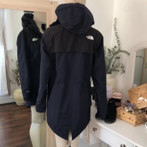 The North Face Windbreaker Jacket 🧥 - Picture 3 of 11